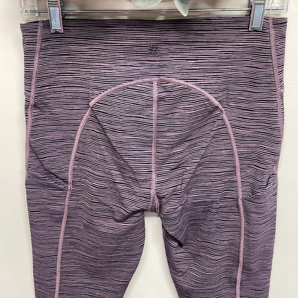 NWOT Athleta Ultimate Capri Leggings Black Purple Linear Lines Volcanic M - Picture 5 of 16